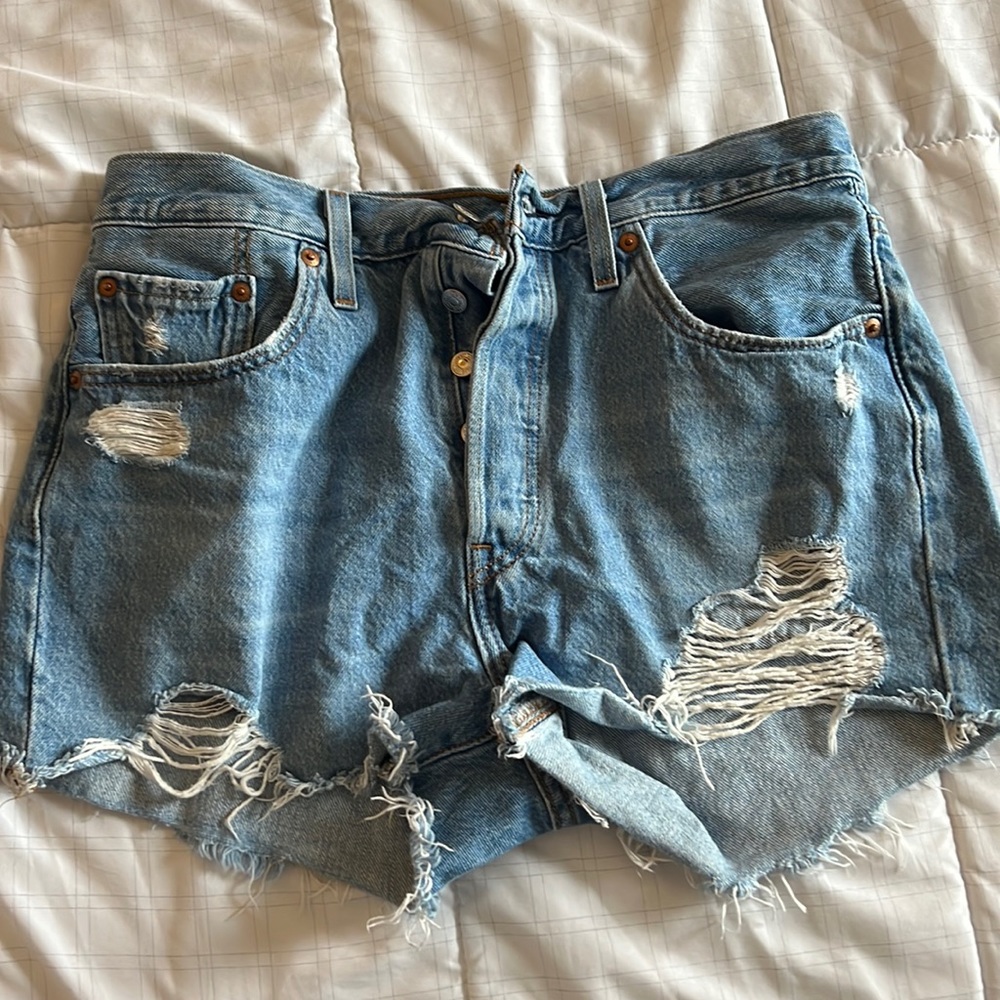 Levi’s Medium Wash Women’s 501 shorts